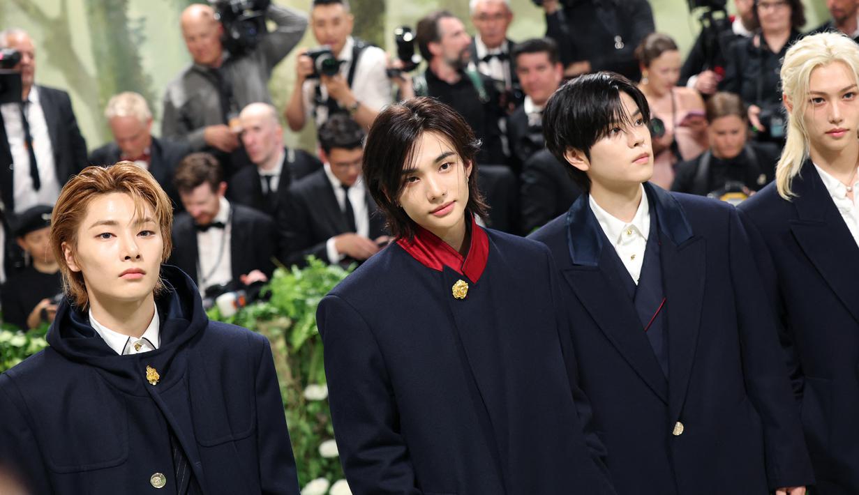 Kedelapan member itu, Bang Chan, Felix, Chang Bin, Han, Lee Know, Hyunjin, I.N, dan Seungmin tampil serasi dengan busana custom dari Tommy Hilfiger. (Aliah Anderson / GETTY IMAGES NORTH AMERICA / Getty Images via AFP)