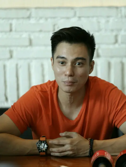 Aktor 35 tahun itu melihat totalitas dalam setiap peran yang dimainkan. Baginya, akting yang memuaskan tidak bisa diukur hanya dengan uang. Itulah yang menjadi salah satu ia selektif dalam peran. (Galih W. Satria/Bintang.com)