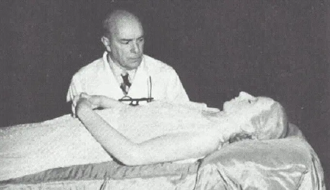 Dr. Ara, dokter yang mengurusi jenazah Eva Peron, memeriksa mumi Eva Peron. (Wikimedia/Public Domain).