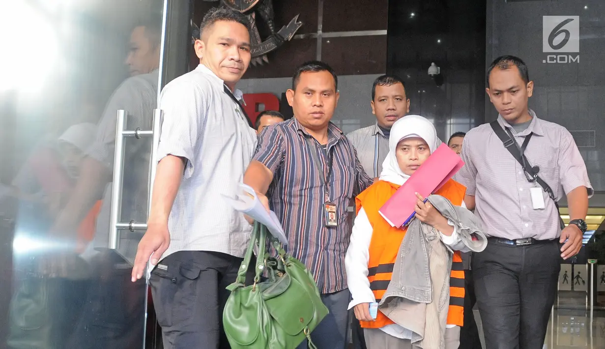 Ekspresi anggota Komisi A DPRD Kebumen Dian Lestari usai menjalani pemeriksaan di Gedung KPK, Jakarta, Selasa (13/2). Dian Lestari merupakan Ketua Fraksi PDI Perjuangan Kebumen. (Liputan6.com/Herman Zakharia)