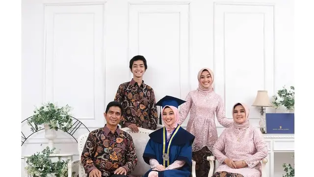 Fokus S3, Ini 6 Potret Maya Nabila Mahasiswi S3 Termuda ITB saat Wisuda S2