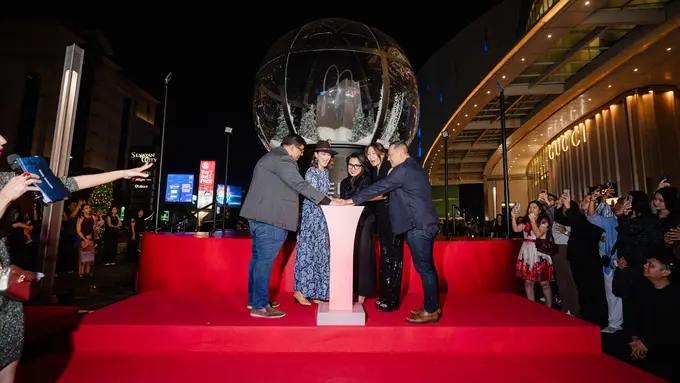 Snow Globe is Back, Michael Kors Boyong Koleksi Holiday Glamour ala New York ke Jakarta Lewat Instalasi Bola Salju