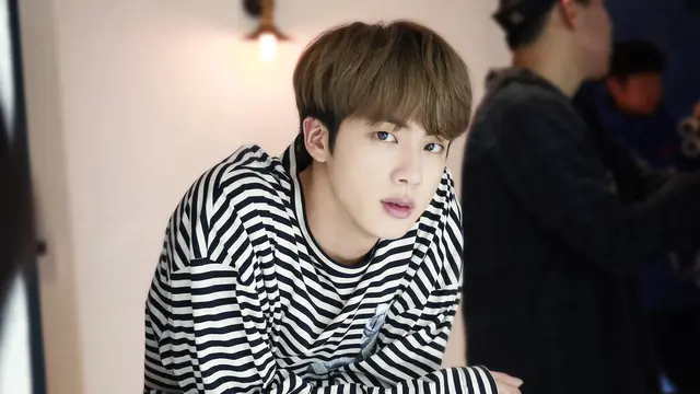 FOTO: Pesona Jin BTS dengan Berbagai Warna Rambut, Selalu Cocok dan Tampan