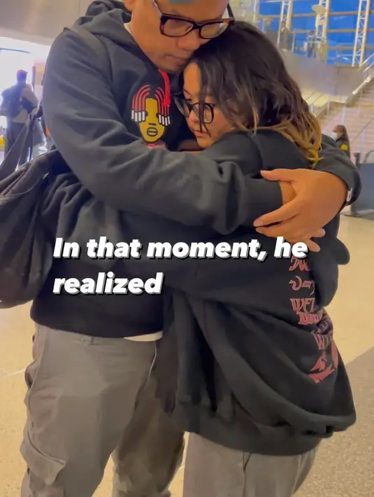 Seperti diketahui, putri pasangan Uya Kuya dan Astrid sedang menyelesaikan kuliah di sebuah universitas di California, Amerika Serikat. Mobil  yang dikendarai Cinta ditabrak mobil besar dari belakang pada Januari lalu. [Instagram/astridkuya]