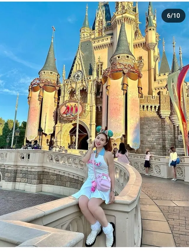 Femmy Permatasari berada di Disneyland Tokyo, Jepang bareng dua putrinya (Foto: instagram femmypermatasari)