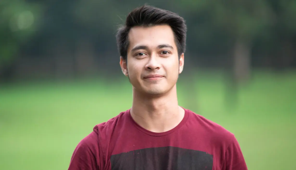 "Disini saya  berperan sebagai Dion. Dia karakter tengil, anak orang kaya dan suka modifikasi mobil. Ada Roy dan Dion. Mereka nggak hanya bersaing tentang balapan tapi juga tentang percintaan juga." papar Eza. (Dezmond Manullang/Bintang.com)