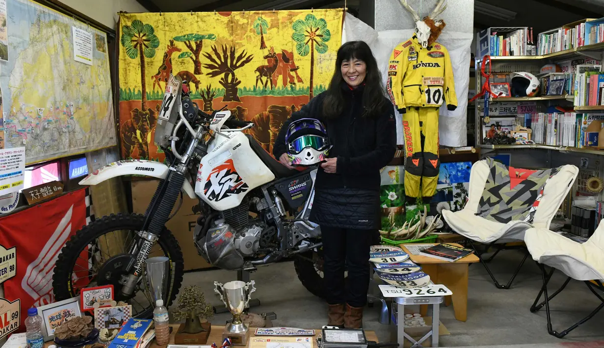 Reiko Miyoshi (60) berpose di samping motor Honda XR400R yang dia gunakannya dalam reli Paris-Dakar 1997 di "Perefa Cafe" di Matsumoto, Nagano (23/2). Miyoshi lahir di Tokyo 15 Desember 1957 merupakan pemilik esais dan kafe. (AFP Photo/Toshifumi Kitamura)