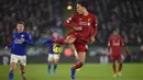 Bek Liverpool, Virgil Van Dijk, mengamankan bola saat melawan Leicester pada laga Premier Laegue di Stadion King Power, Leicester, Kamis (26/12). Leicester kalah 0-4 dari Liverpool. (AFP/Oli Scarff)