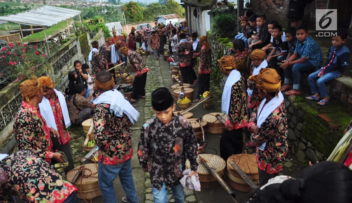 Warga bersiap mengikuti Sadranan Rejeban Plabengan di Lereng Gunung Sumbing, Temanggung, Jawa Tengah, Jumat (22/3). Dalam tradisi ini warga menggelar doa dan makan bersama di makam sesepuh. (Liputan6.com/Gholib)