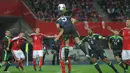 Duel Austria v Wales berlangsung ketat. Kedua tim harus puas dengan hasil imbang 2-2 pada laga Kualifikasi Piala Dunia 2018, Jumat (7/10/2016) dini hari WIB.. (Bola.com/Reza Khomaini)