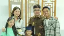 Ruben dan Sarwendah hadir dengan senyum bahagia. Berbeda dari Ruben yang memakai batik, Sarwendah memilih kemeja kasual untuk outfitnya. Bersama ketiga anak, mereka menikmati acara kelulusan dengan melakukan foto keluarga. Aksi keduanya pun tuai pujian warganet. (Liputan6.com/IG/@ruben_onsu)