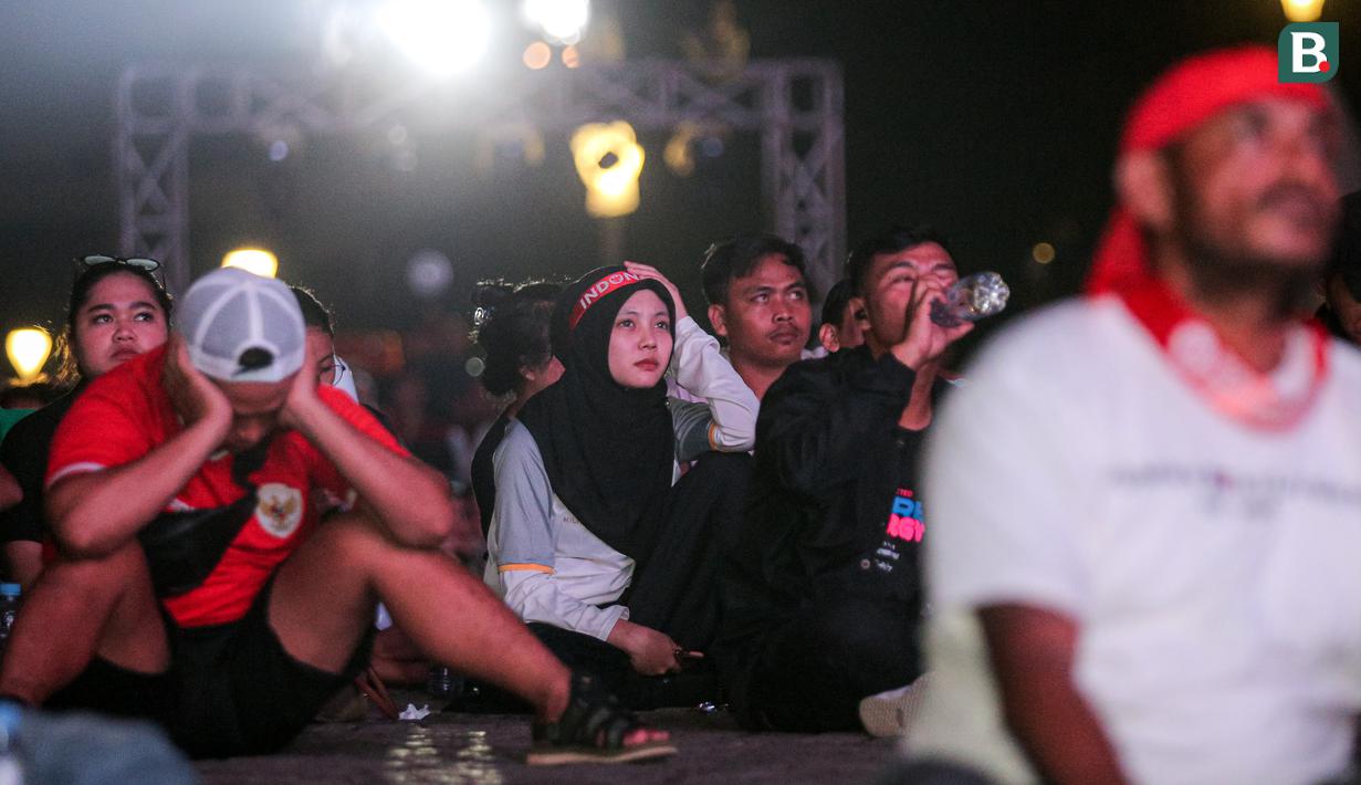 Ekspresi kecewa para penonton saat nonton bareng pertandingan perebutan juara ketiga Piala Asia U-23 2024 antara Timnas Indonesia U-23 melawan Irak U-23 di Kompleks Monumen Nasional (Monas), Jakarta, Kamis (03/05/2024). (Bola.com/Bagaskara Lazuardi)
