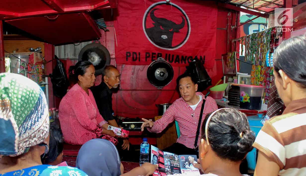 Politisi PDI Perjuangan, Sony Kusumo berdiskusi dengan warga di Jakarta Utara, Minggu (18/11). Blusukan ala Jokowi mengajak warga untuk menerapkan prinsip hidup mandiri. (Liputan6.com/HO/Dian)