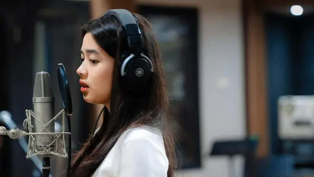 Potret Aqeela Calista saat Rekaman Lagu (credit: instagram/aqeelacalista)