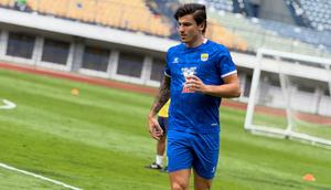Sergio Castel dalam latihan perdana bersama Persib di Stadion GBLA, Kota Bandung, Sabtu (7-2-2026). (Bola.com/Erwin Snaz)