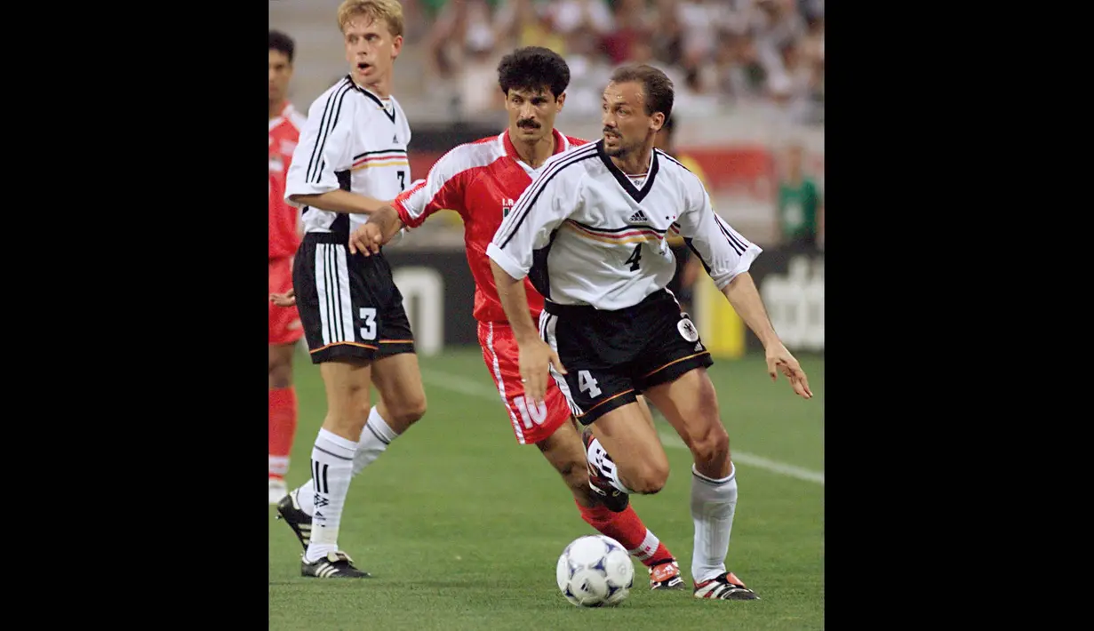 Karir gemilang dari pria yang mempunyai ciri khas dari kumisnya tersebut terjadi ketika pada tahun 1998 Presiden Bayer Munchen, Franz Beckenbauer, menginginkan Daei untuk bergabung dengan Bayern Munchen. Dan pada tahun 1999 dirinya dilego ke Herta Berlin hingga 2002. (Foto: AFP/Boris Horvat)