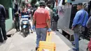 Polisi membawa barang bukti setelah menggeledah kediaman orang tua terduga teroris di Jalan Belibis V, Semper Barat, Cilincing, Jakarta, Senin (23/9/2019). Selain rumah tersangka, polisi juga menggeledah kediaman orang tua terduga teroris yang tidak jauh dari TKP. (merdeka.com/Iqbal S. Nugroho)
