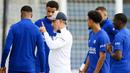 Pelatih PSG, Christophe Galtier, memberikan arahan kepada anak asuhnya saat sesi latihan jelang laga melawan Juventus di Liga Champions. (AFP/Frank Fife)
