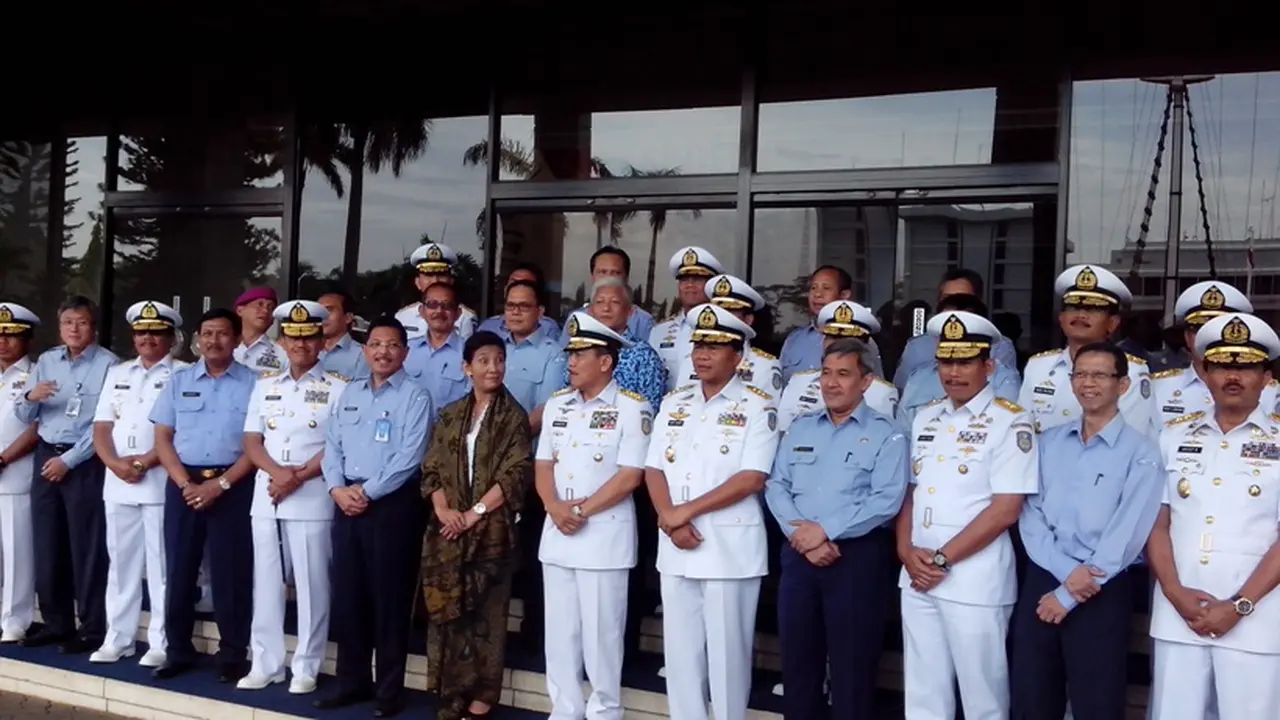 Susi Pudjiastuti Bersama TNI AL