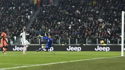 Pemain Juventus Gonzalo Higuain (tengah) mencetak gol ke gawang Udinese pada pertandingan Coppa Italia 2019/2020 di Allianz Stadium, Turin, Italia, Rabu (15/1/2020). Juventus menang 4-0. (Fabio Ferrari/LaPress via AP)
