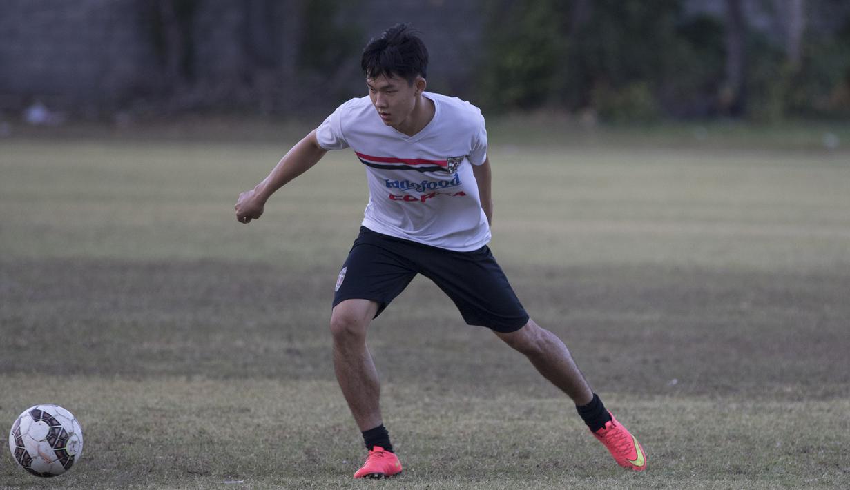Pemain muda Bali United, Sutanto Tan berlatih menggiring bola saat melakukan latihan tambahan pada sela-sela persiapan tim jelang laga kedua Piala Presiden di Lapangan Trisakti, Bali, Selasa (1/9/2015). (Bola.com/Vitalis Yogi Trisna)