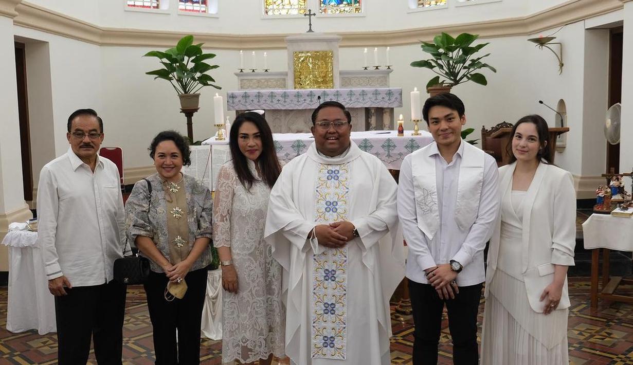 Chelsea Islan terlihat menemani sang kekasih saat melakukan baptis. Kini, Clinton menambah namanya menjadi Alexander Rob Clinton Kardinal. (Foto: Instagram/@robclintonkardinal)