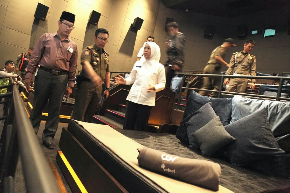 Wawako Palembang, Fitrianti Agustinda beserta Kepala Satpol-PP Palembang melakukan sidak di studio Bioskop CGV cabang Palembang (Liputan6.com/Nefri Inge)