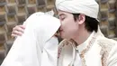 Dai kondang KH Muhammad Arifin Ilham baru saja menikahkan putra pertamanya bernama, Muhammad Alvin Faiz. Alvin resmi mempersunting wanita bernama Larissa Chow yang baru dikenal akrab dua bulan. (Via: Instagram/alvin_411)