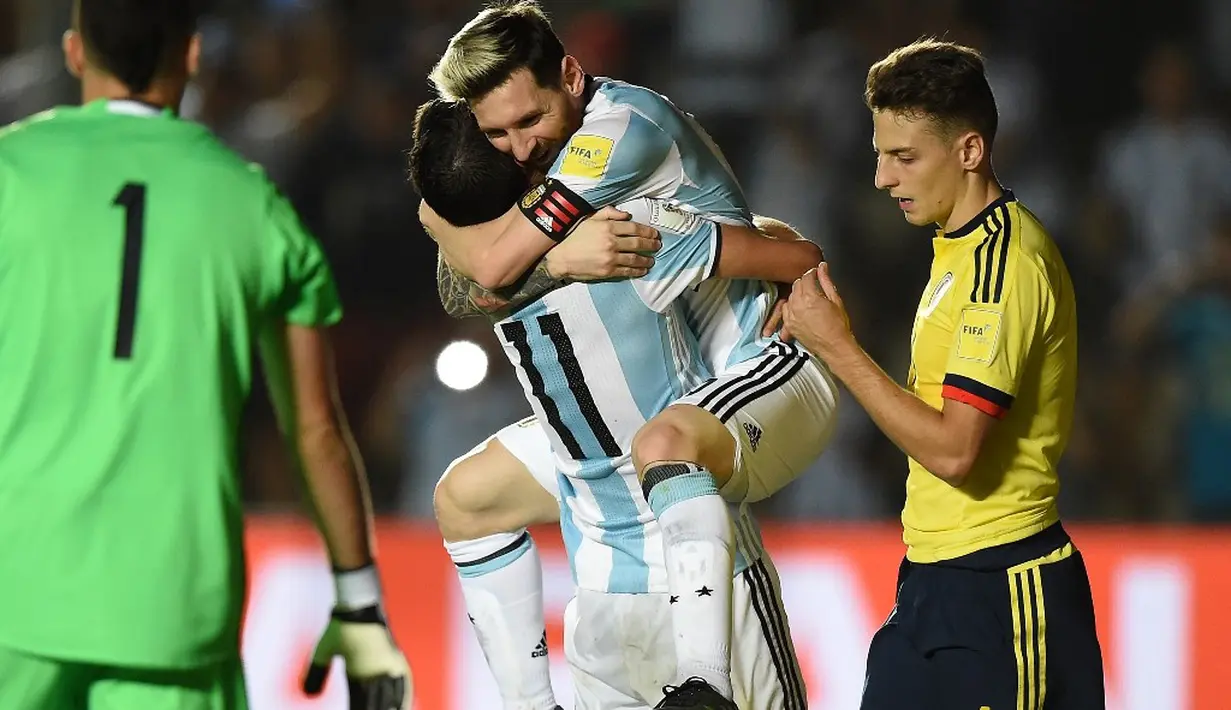 Striker Argentina, Lionel Messi, merayakan gol yang dicetak Angel Di Maria ke gawang Kolombia pada laga kualifikasi Piala Dunia 2018 zona CONMEBOL di Estadio San Juan del Bicentenario, Selasa (15/11/2016). (AFP/Eitan Abramovich)