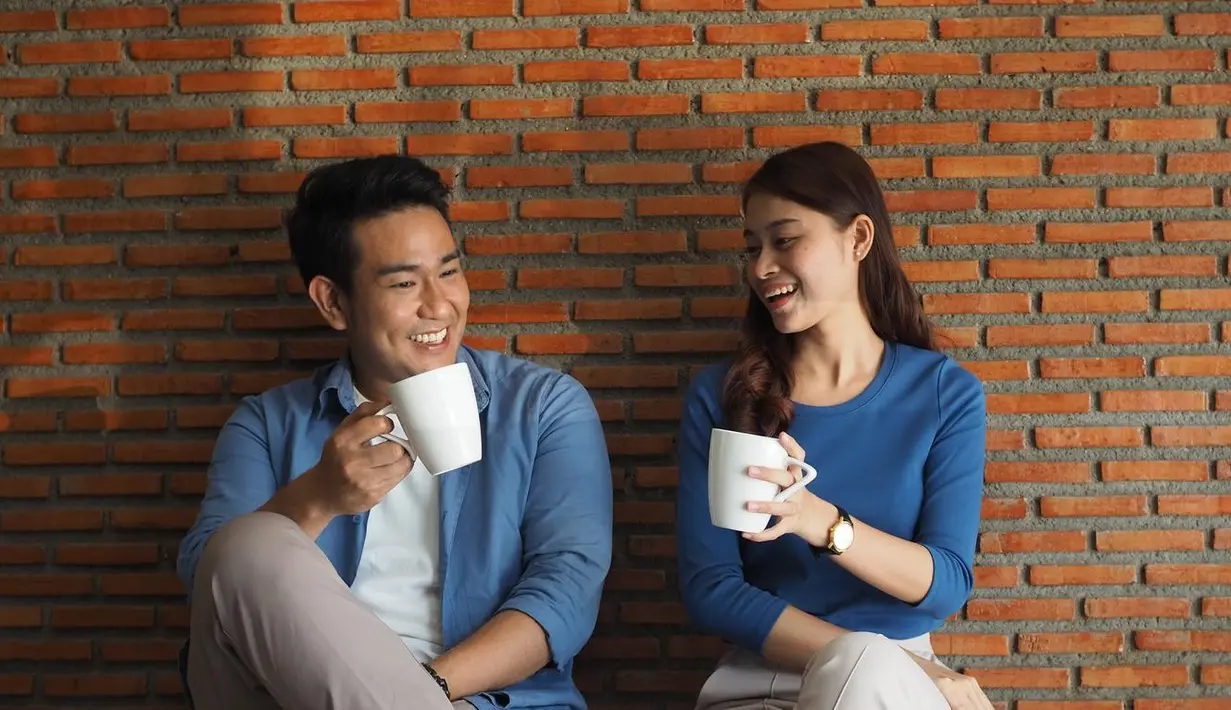 Nggak harus ke kafe dulu untuk mendapatkan foto manis berkencan sambil ngopi atau teh. Di rumah saja, sudah bisa mendapatkan foto yang manis seperti ini.//Copyright shutterstock.com