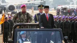 Presiden Joko Widodo menginspeksi pasukan pada perayaan HUT ke-74 TNI di Taxi Way Echo, Lanud Halim Perdanakusuma, Jakarta Timur, Sabtu (5/10/2019). HUT ke-74 TNI diikuti dari seluruh matra. (Liputan6.com/JohanTallo)