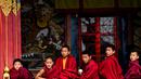 Seorang biksu Buddha muda menikmat teh paginya saat bersama biksu lainnya. Menurut kebiasaan masa lalu, dalam keluarga dengan tiga anak laki-laki, anak laki-laki tengah wajib militer ke biara dan dalam keluarga dengan dua anak laki-laki, anak bungsu dilantik ke dalam biara. (AFP/Arun Sankar)