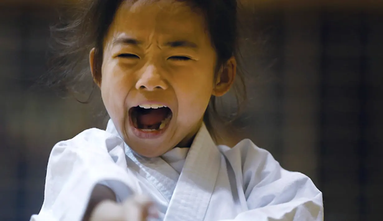 Mahiro Takano, anak perempuan asal Jepang berlatih karate di Nagaoka, Niigata, 18 November 2015. Beberapa waktu yang lalu juara karate berusia 9 tahun itu muncul dalam video klip terbaru dari penyanyi Australia, Sia yang berjudul Alive. (dailymail.co.uk)
