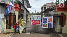 Warga saat keluar dari perumahan di RW 08 Kelurahan Rawajati, Jakarta, Selasa (9/2/2021). Pemerintah mulai menerapkan PPKM skala mikro mulai 9-22 Februari 2021 untuk tujuh provinsi yakni DKI Jakarta, Jawa Barat, Banten, Jawa Tengah, Yogyakarta, Jawa Timur, dan Bali. (Liputan6.com/Herman Zakharia)