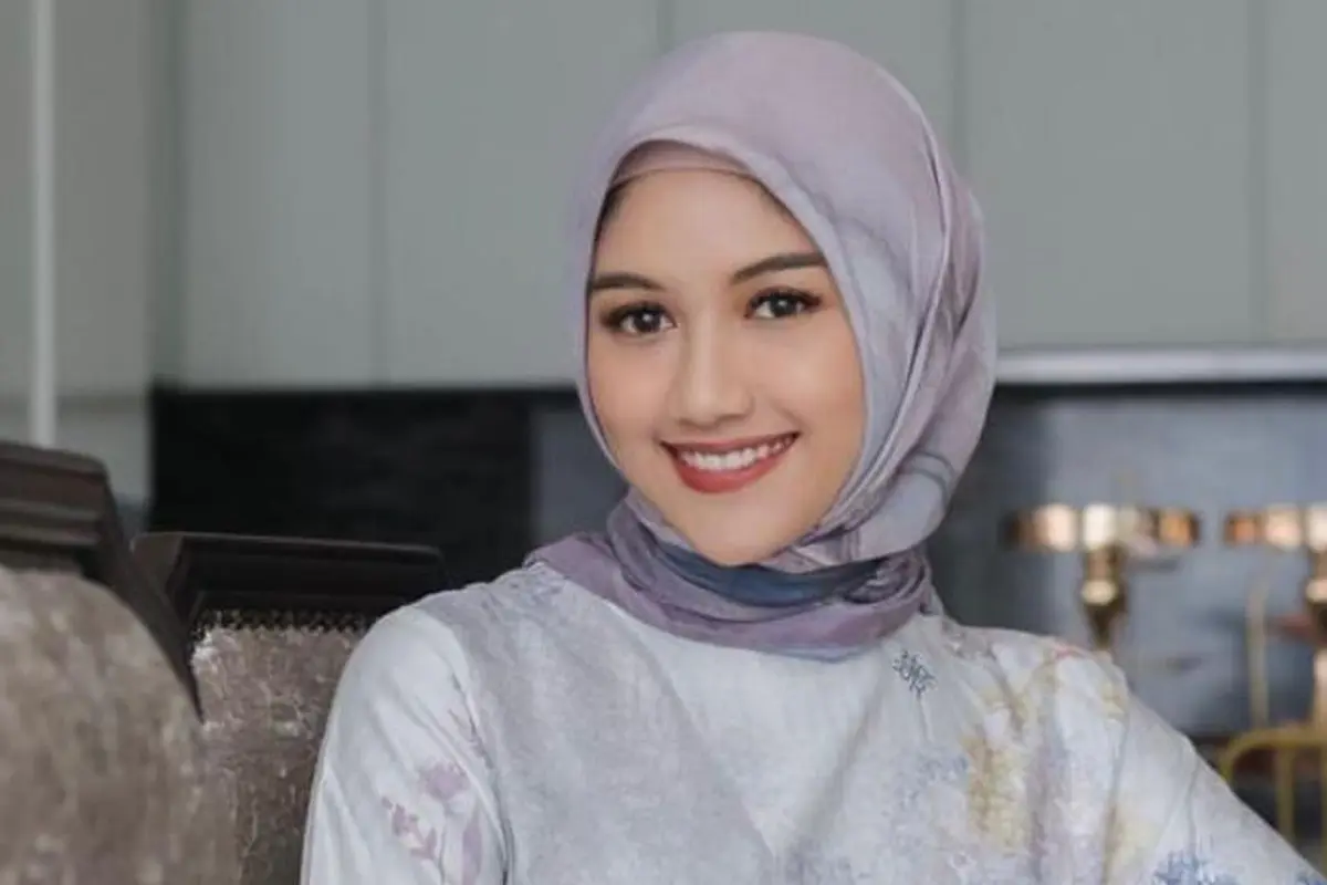 6 Potret Seleb Tampil Manglingi Pakai Hijab di Bulan Ramadan, Erina Gudono hingga Lucinta Luna