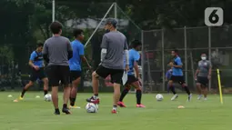 Pelatih Tim Nasional Indonesia Shin Tae-yong (kedua kiri) saat latihan perdana Timnas U-22 di Lapangan D, Kompleks Gelora Bung Karno, Senayan, Jakarta, Rabu (10/2/2021). Latihan perdana Timnas U-22 diikuti 31 pemain untuk ajang SEA Games 2021 di Vietnam. (Liputan6.com/Helmi Fithriansyah)