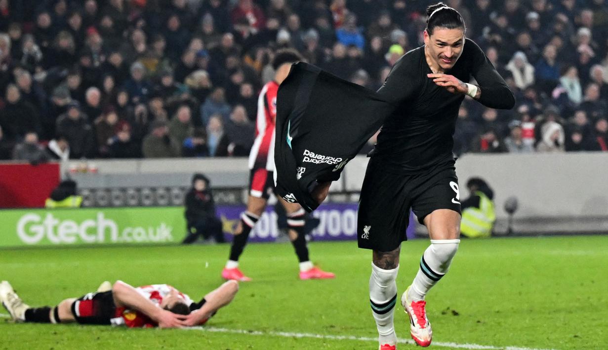 Pemain Liverpool, Darwin Nunez merayakan golnya ke gawang Brentford dalam laga lanjutan Liga Inggris 2024/2025 di Gtech Community Stadium, London, Inggris, Minggu (19/01/2025) WIB. (AFP/Justin Tallis)