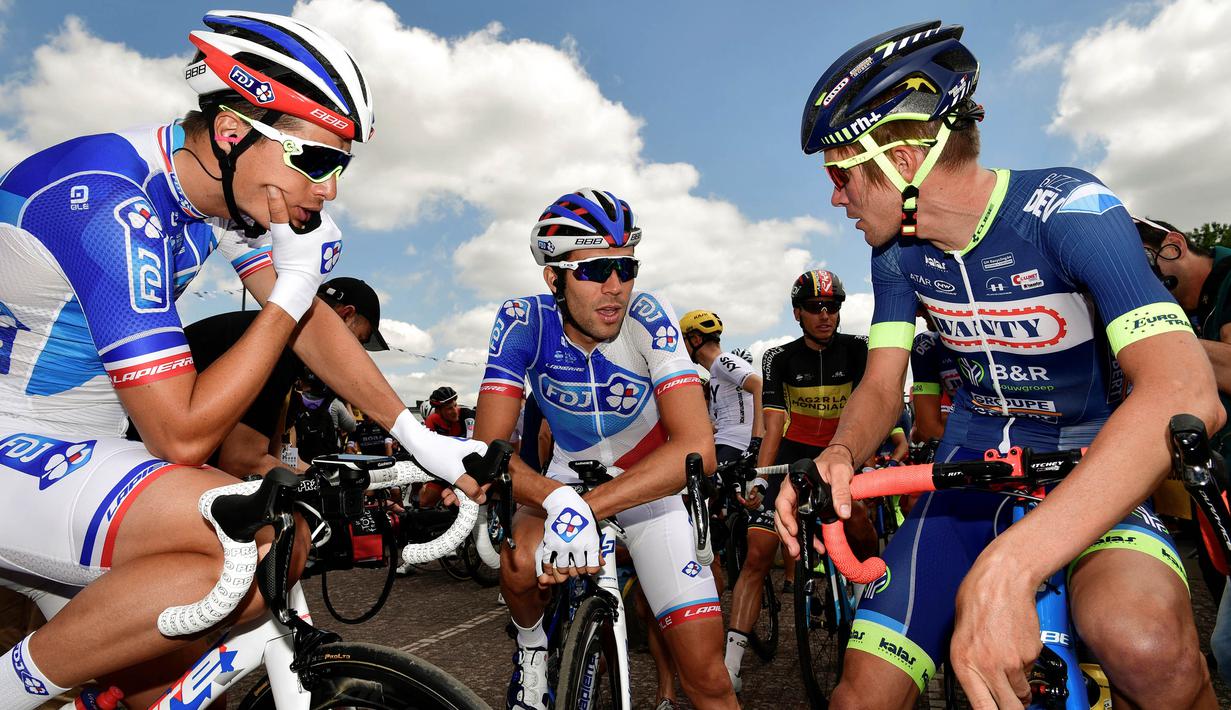 Para pebalap berdiskusi sebelum memulai stage keempat balapan Tour de France di Mondorf-les-Bains, Prancis, Selasa (4/7/2017). Stage keempat menempuh kota Mondorf-les-Bains hingga Vittel yang berjarak 207,5 kilometer. (AFP/Philippe Lopez)