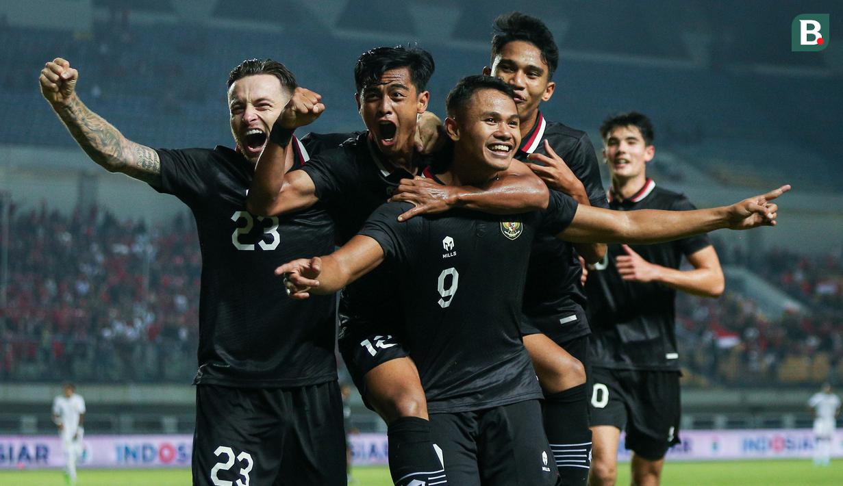 Timnas Indonesia berhasil mengalahkan Curacao 3-2 dalam laga uji coba pertama FIFA Matchday di Stadion Gelora Bandung Lautan Api (GBLA), Sabtu (24/9/2022) malam WIB. Meski tak mencetak gol, namun peran Pratama Arhan yang menyumbang 2 assist dalam laga tersebut menjadikannyaa sebagai bintang dalam kemenangan Timnas Garuda. (Bola.com/Bagaskara Lazuardi)