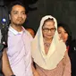 Saat berjalan keluar Gedung KPK, Latifah tampak dirangkul anaknya, Noor Charis Putra, Jakarta, (26/9/14). (Liputan6.com/Miftahul Hayat)