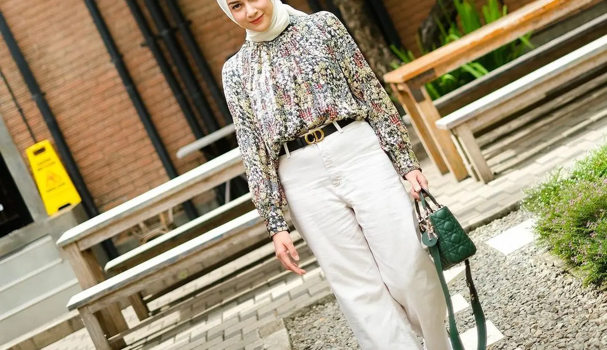 Sudah jadi ibu dari 3 anak, ratu FTV Nina Zatulini makin awet muda dengan outfit kasualnya. [@ninazatulini22].