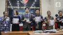 Kasubdit II Dittipidsiber Bareskrim Polri Kombes Himawan Bayu Aji (ketiga kanan) bersama dengan Interpol mengadakan konferensi pers terkait penangkapan pelaku hacker Indonesia di Lobi Bareskrim Polri, Jakarta, Jumat (24/1/2020). (Liputan6.com/Faizal Fanani)