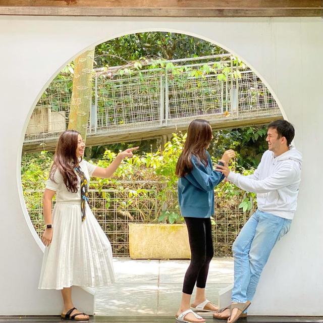 6 Potret Kebersamaan Syifa Hadju dan Kakak Rizky Nazar, Bak Saudara Kandung