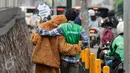 Aktivis Greenpeace Indonesia dan Orangutan melakukan teatrikal saat aksi damai di Jakarta, Kamis (9/2). Dalam aksinya mereka menyerahkan petisi yang sudah ditandatangani oleh lebih dari 203.000 orang di seluruh dunia. (Liputan6.com/Gempur M Surya)