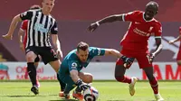 Liverpool juga bergantian mengancam melalui Sadio Mane. Tapi, kiper Newcastle, Martin Dubravka tampil agresif dan mampu menggagalkannya. (Foto: AFP/Pool/David Klein)