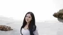 Masih di pantai, Bella tampil lebih feminin dengan mengenakan tulle dress warna putih. [@bellabonita_r.a]