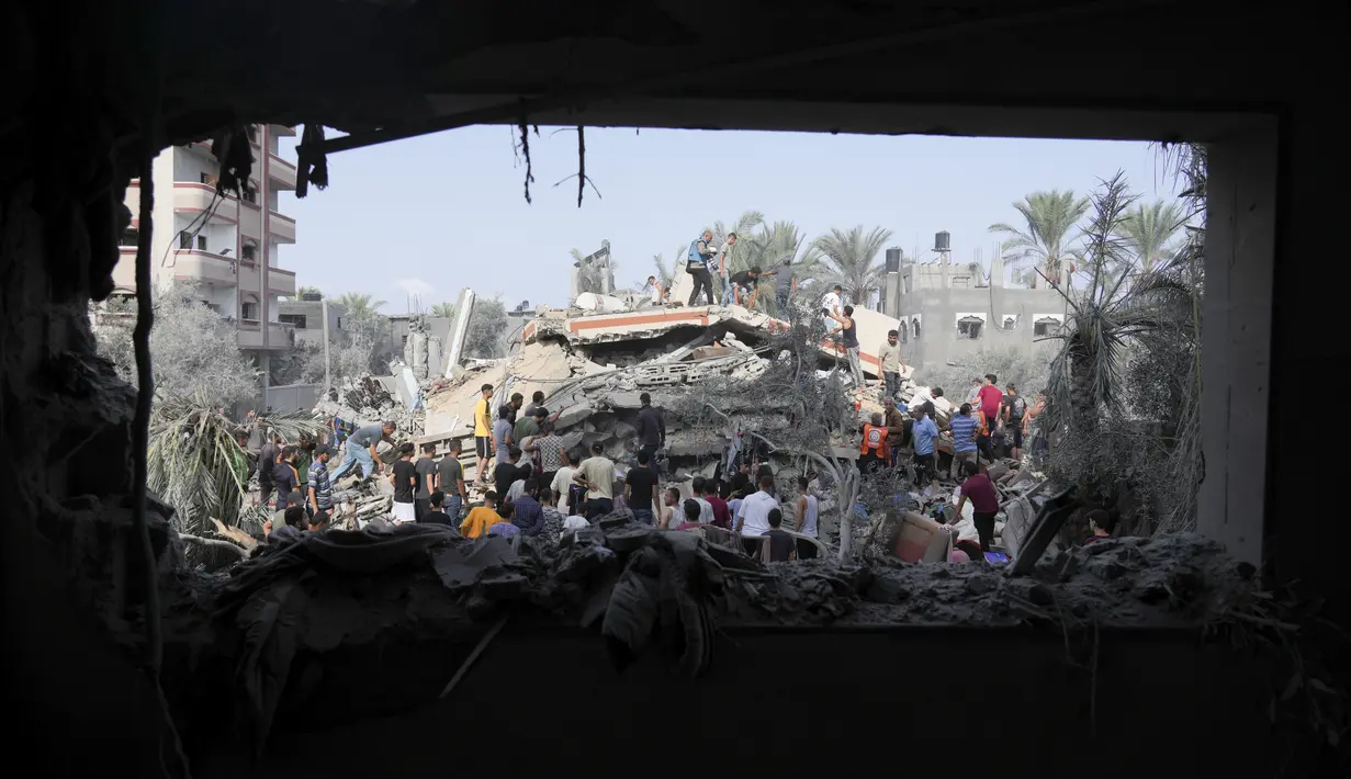 Para pejabat di Gaza mengatakan mereka tidak memiliki peralatan, tenaga kerja atau bahan bakar untuk mencari korban yang masih hidup, apalagi yang sudah meninggal. (AP Photo/Hatem Moussa, File)