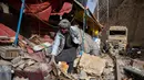 Seorang pemilik toko di Afghanistan mencari sisa-sisa bangunan di depan toko yang rusak di sepanjang jalan raya setelah gempa bumi di Tang-e Tashqurghan, distrik Khulm, provinsi Samangan, pada Senin 3 November 2025. Menurut Survei Geologi Amerika Serikat (USGS), gempa tersebut memiliki berkekuatan magnitudo 6,3 dengan kedalaman 28 km. (Atif Aryan/AFP)