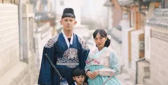 Di tengah momen liburan serunya ke Korea Selatan bersama Jevin dan putranya, Nord, Rinni Wulandari sempat menjalani sesi maternity shoot.