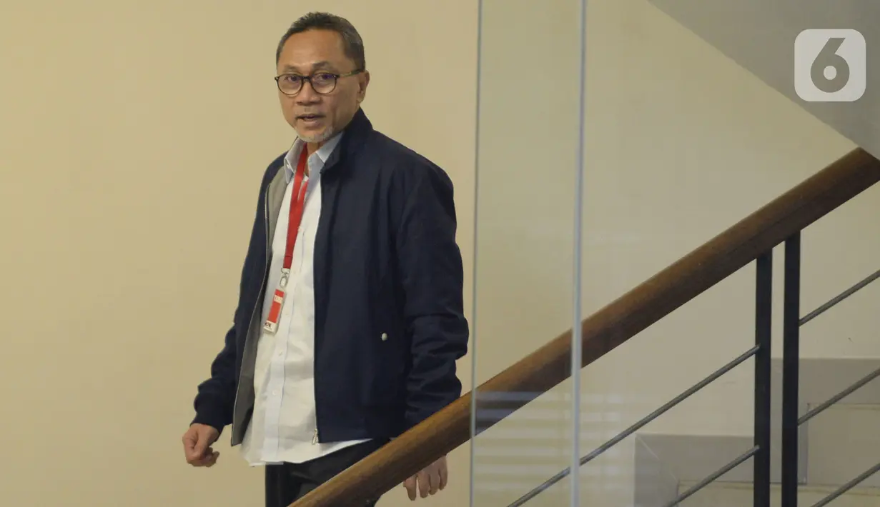 Ketum PAN Zulkifli Hasan turun akan menjalankan Salat Jumat di sela-sela pemeriksaan oleh penyidik di Gedung KPK, Jakarta, Jumat (14/2/2020). Zulkifli Hasan diperiksa sebagai saksi untuk tersangka korporasi PT Palma Satu terkait kasus alih fungsi hutan Riau pada tahun 2014. (merdeka.com/Dwi Narwoko)
